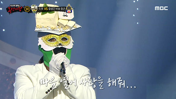 고요한 무대를 감싸는 감미로운 목소리 '두부' <제발> 클립 이미지