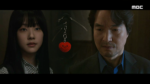 빨간 실가닥과 하빈(채원빈)의 빨간 키링, 점점 커져가는 태수(한석규)의 불안감 클립 이미지