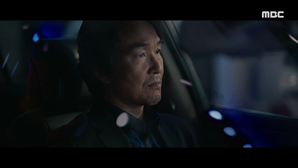 CCTV에 찍힌 용의자의 얼굴?! 민아(한수아)의 흔적을 쫓는 태수(한석규) 클립 이미지