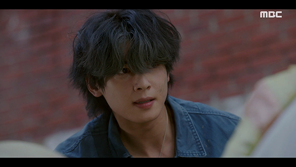 불법 도박장에서 다친 민혁(임지섭)을 돕는 차은우! 두 사람의 의문스러운 관계