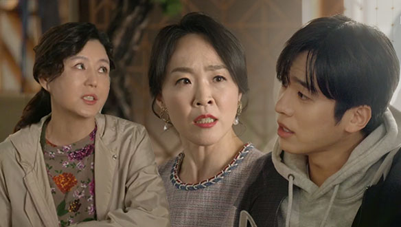 "딸 잘못 키운 죄 아니겠니..." 애자(최지연)에게 밥 얻어먹으러 간 상철(문지후)과 상철 엄마 마리(이칸희)  클립 이미지