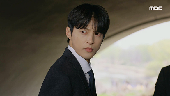 "결국 왕 회장 쪽으로 간 겁니까!?" 김 실장(한승엽)의 배신으로 위험에 빠진 요한(윤선우)?! 클립 이미지