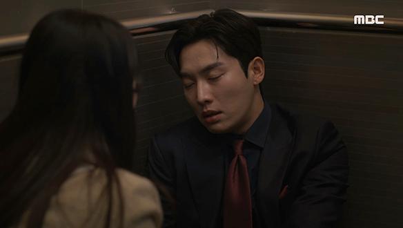 "이사님 괜찮으세요!?" 엘레베이터에 갇힌 두 사람, 그리고 쓰러진 우진(권화운)?! 클립 이미지