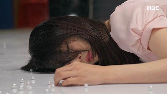 "너무 아파... 따가워 죽겠어" 생방송 진행 중 쓰러진 수정(엄현경)! 클립 이미지
