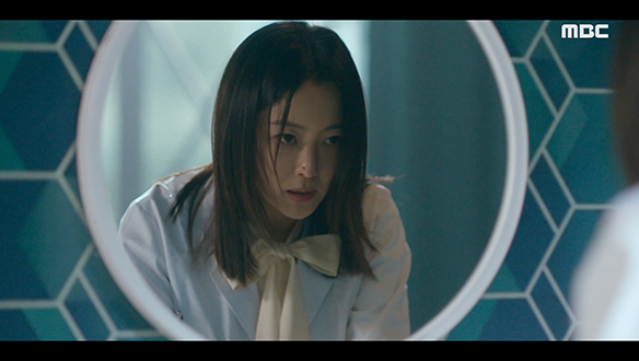 '당신의 가정은 안녕하십니끼?' 영원(김희선)에게 온 의문의 택배