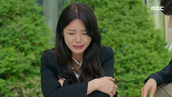 "내가 왜 회사를 관둬야 하는데?!" 징계 해고로 오열하는 수정(엄현경)을 위로하는 의주(서준영) 