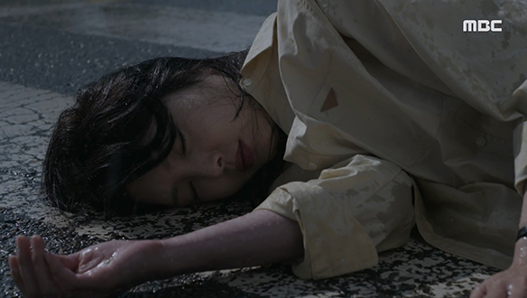 과거 기억이 모두 떠오른 수정(엄현경)?! 차도 위에 쓰러진 수정(엄현경)을 보며 달려오는 의주(서준영)