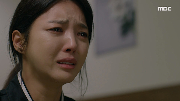 "나한테 사과할 기회도 안 주고 가는 건데..." 장원(박철민)을 떠올리며 후회의 눈물을 흘리는 수정(엄현경)  
