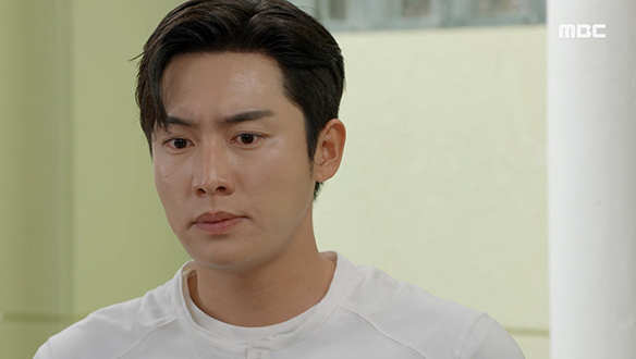 "너 이 팔찌... 어디서 난 거야?" 팔찌를 차고 있는 혜라(임주은)를 보며 생각에 잠긴 우진(권화운)