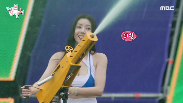 관객과 서로 물을 뿌려주며🌊 무대를 완벽하게 즐기는 권은비 클립 이미지