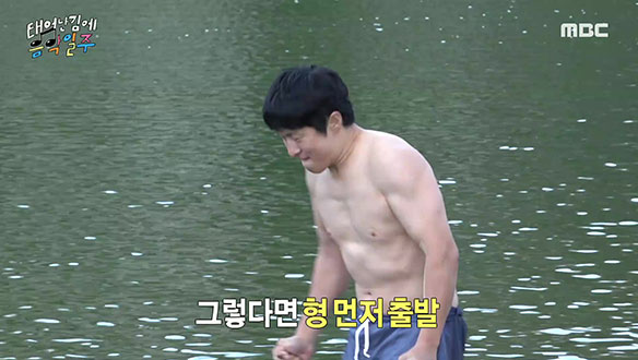 승부욕 발동, 물놀이도 접수한다...! 코리안 양서류 출격🌊 클립 이미지