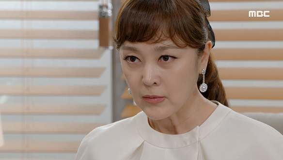 “제 자리 내놓으라는 말씀이세요?“ 경화(이승연)를 마성가에서 내쫓는 재림(김용림)