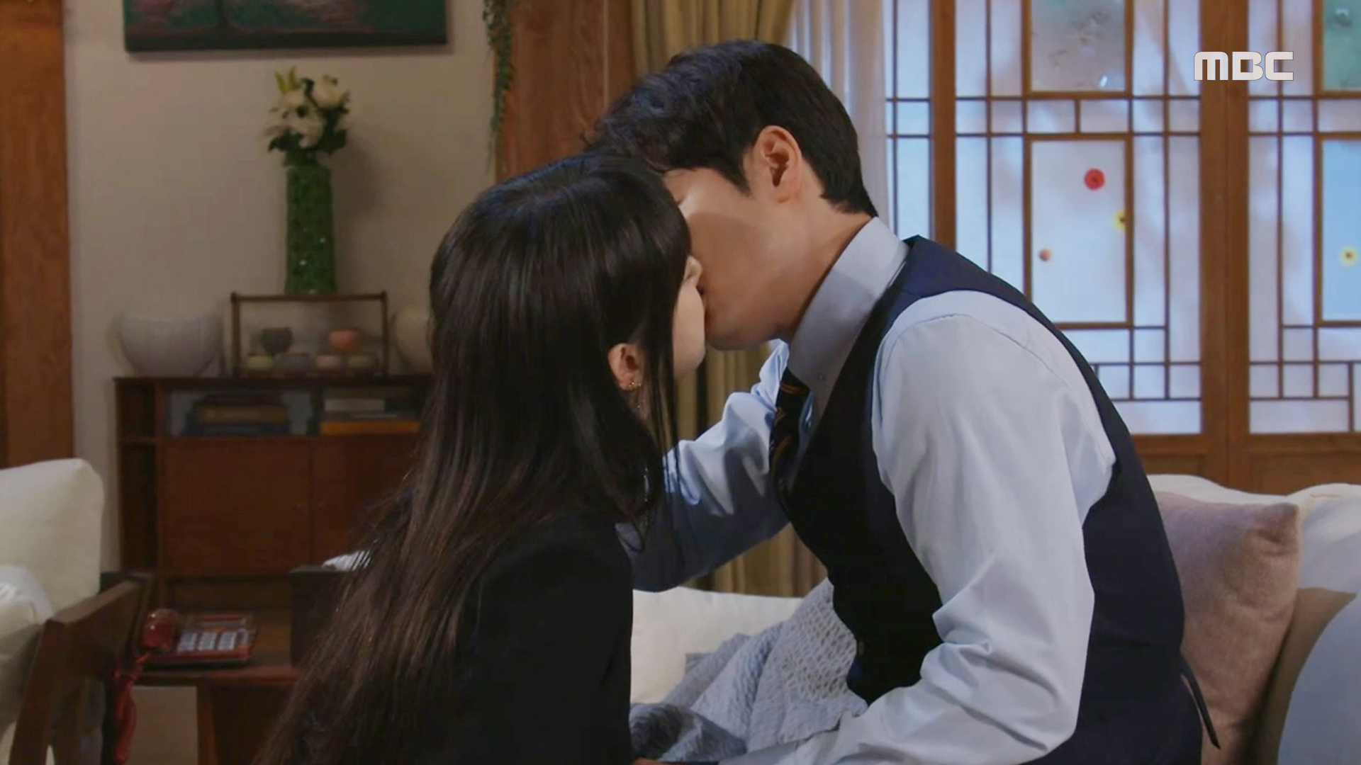 "난 네가 행복하면 돼..." 수정(엄현경) X 의주(서준영), 두 사람의 입맞춤  클립 이미지