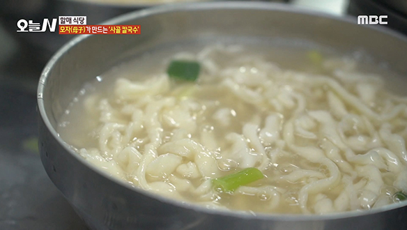 모자(母子)가 만드는 '사골 칼국수' 한 그릇 클립 이미지