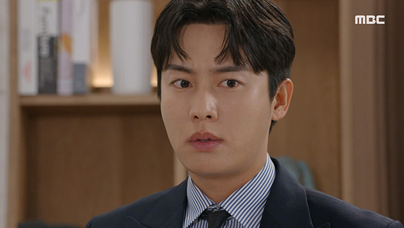 혜라(임주은)의 빈 산모 수첩을 발견한 우진(권화운)