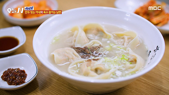 풍미 가득! 꼴뚜기 젓갈과 함께 먹는 '떡만둣국' 클립 이미지