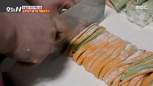 천연재료를 사용해 몸에 좋고 맛도 좋은 손칼국수 면발♥