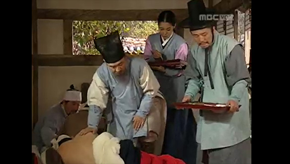 병사의 환자들을 돌보는 유의태