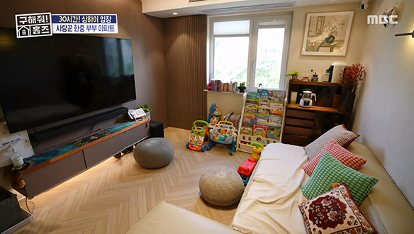 <다락방 하우스> 언뜻 보면 한국 거실✨ 사랑꾼 한중 부부 아파트 임장