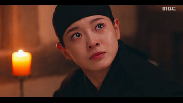 "드디어..." 한철(진구)을 몰락시킬 밀약서를 손에 쥔 달이(김세정)