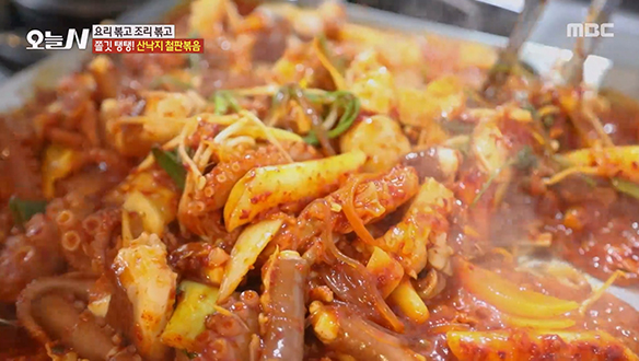 매콤한 감칠맛! 마성의 매력 '산낙지 철판볶음' 클립 이미지