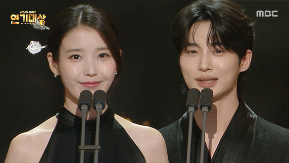[2025] 올해의 드라마상 시상자 아이유 & 변우석 ＜21세기 대군부인＞ 클립 이미지