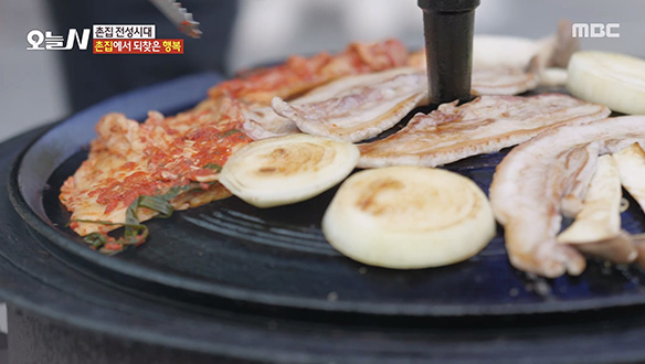 촌집에서 즐기는 솥뚜껑 삼겹살♥ 클립 이미지