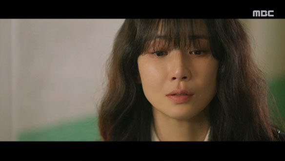 “제가 그동안 실수한 걸까요?“ 혼란스러운 감정을 느끼는 소정(이보영)