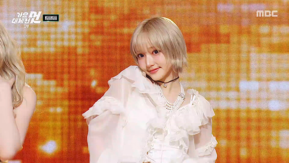 [2025] 키키 - 딸기게임 + 댄싱 얼론 (KiiiKiii - Strawberry Cheesegame + DANCING ALONG) 클립 이미지