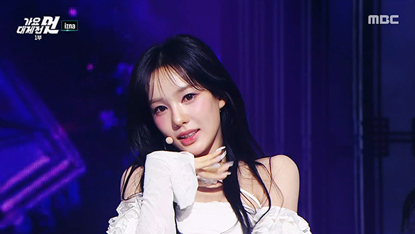 [2025] 이즈나 - 인트로 + 사인 + 레이스카 (izna - INTRO + SIGN +Racecar) 클립 이미지