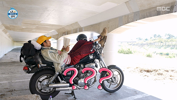 김민 만의 힐링 타임🏍️ 오토바이에 누워 책 읽는 낭만 치사량(?) 현장📖