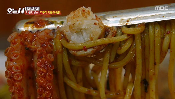 주꾸미 먹물의 변신 ★ 고소한 먹물과 주꾸미 알이 가득! '주꾸미 먹물 볶음면'