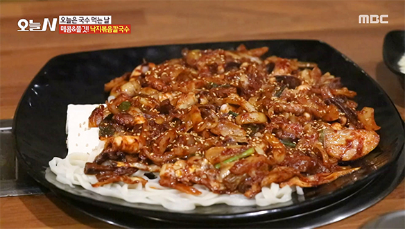 탱글탱글함과 구수함 폭발★ 보기만 해도 침 고이는 '낙지볶음 칼국수'