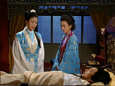 목숨을 걸고 부여궁에 들어와 금와를 치료하는 여미을 클립 이미지