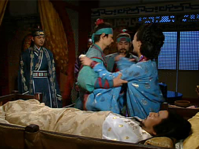 대소는 유화를 금와곁에서 떼어내고 침소에 감금시킨다 클립 이미지