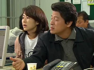 쎄씨봉으로 경찰이 들이닥치고, 경찰서에 가서는 바른생활협회장과의 한판승부를 벌이는데... 클립 이미지