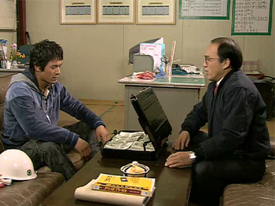 "여기 몇일만 계시면 됩니다." 공실장에 태도에 이상함을 느끼는 철수(오지호) 클립 이미지