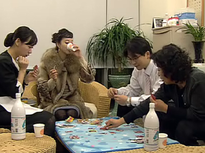 직원들과 어울려 고스톱과 막걸리를 마시는 안나(한예슬)