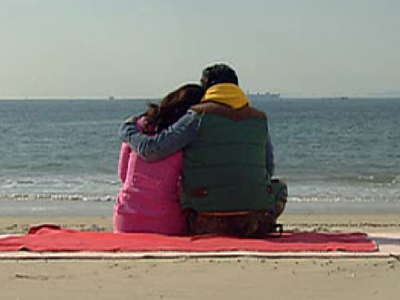 바다가 모래밭에서 안나(한예슬) 매우 편안하고 따듯한 차림으 클립 이미지