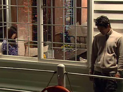 철수(오지호)는 오지않는 약혼자를 기다린다리는 유경(박한별)을 보고 클립 이미지