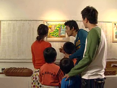 전시회를 보러 간 상실(한예슬)와 철수(오지호), 아이들.. 클립 이미지