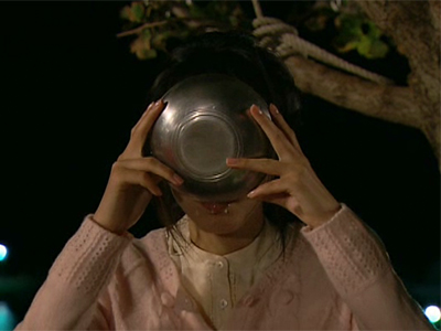 덕구네 추수를 끝내고 막걸리 파티에서 막걸리를 계속 들이키는 상실(한예슬) 클립 이미지