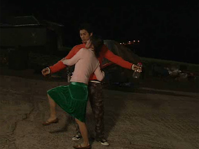 술에 취해 철수(오지호)를 잡고 춤을 추는 상실(한예슬) 클립 이미지