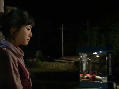 다정한 철수(오지호)와 상실(한예슬)를 보고 뒤돌아서는 유경(박한별) 클립 이미지