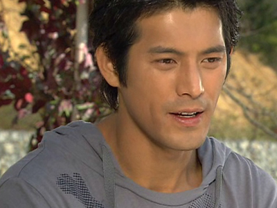 상실(한예슬)를 데려다 주기로 마음먹은 철수(오지호) 클립 이미지