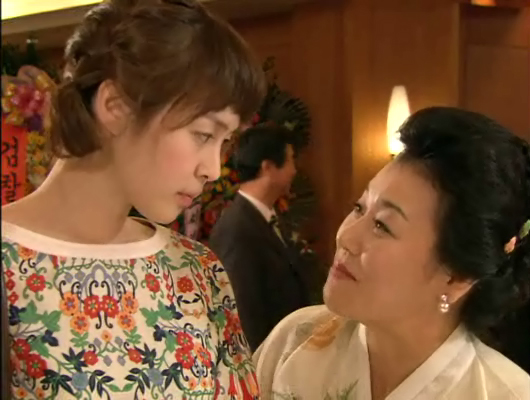 결혼식에서 축가를 부르게 된 메리, 신랑이 옛 애인 이었다. 클립 이미지