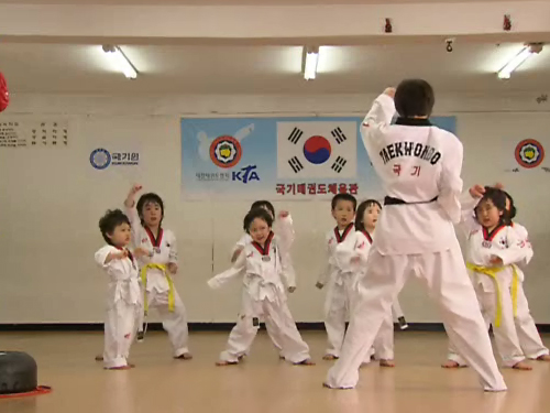 은찬의 도장에서 신세진 한결은 미소가 가득하다.