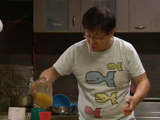 하림과 선기(김재욱)는 왕자다방 같은 홍사장님의 집에 같이 살게 된다. 클립 이미지