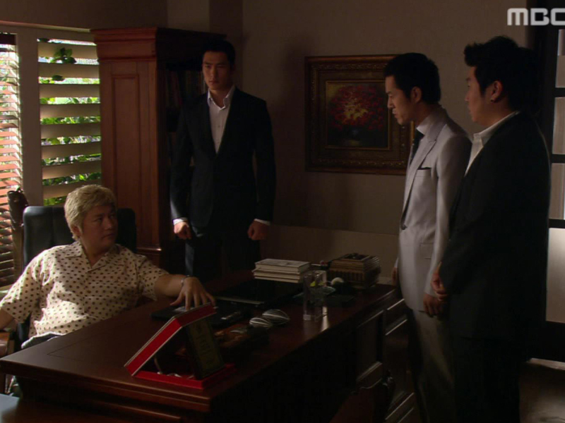 마오에게 상식이 사고를 쳤다고 보고하는 문이사 클립 이미지