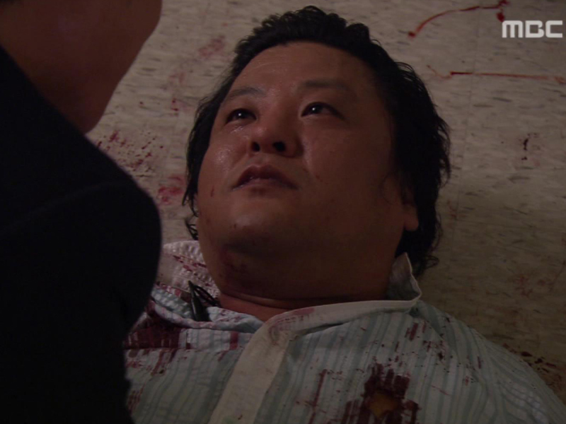 수현을 구하려다 배상식에게 총을 맞은 변씨 클립 이미지